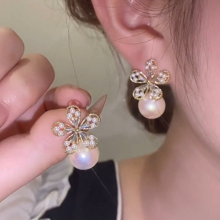 New Style Silver Needle Diamond Pearl Flower Earrings